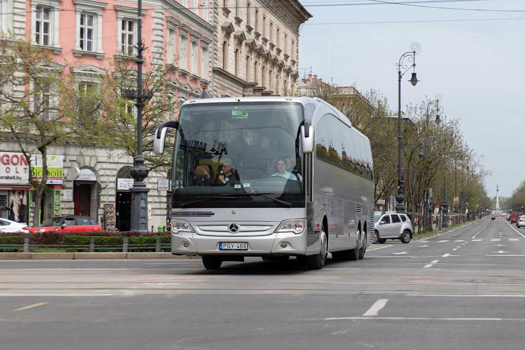 60 ülőhelyes autóbusz